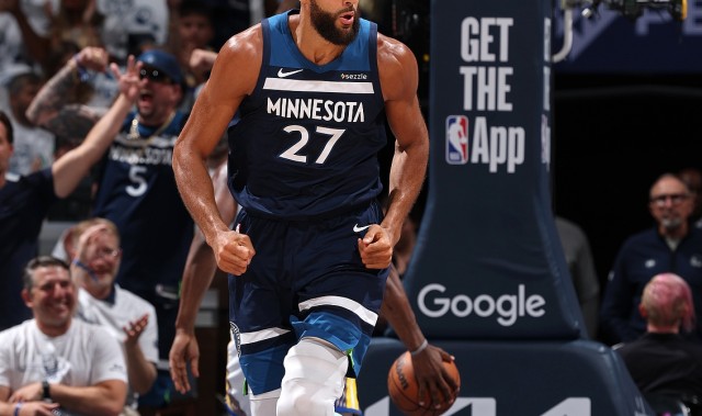 开云体育app-这要进了可不得了！戈贝尔三分线外被完全放空 果断出手稍稍偏出