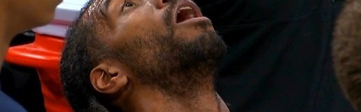 单核累坏了！小卡被打到眼睛 坐在替补席看球馆上方大屏幕回放